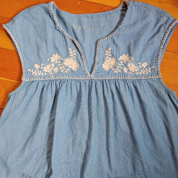 ❤ Gap chambray boho embroidered top M - Picture 1 of 6
